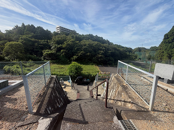 9寸碑と8寸碑の墓石2基を撤去した現場の搬出経路の階段