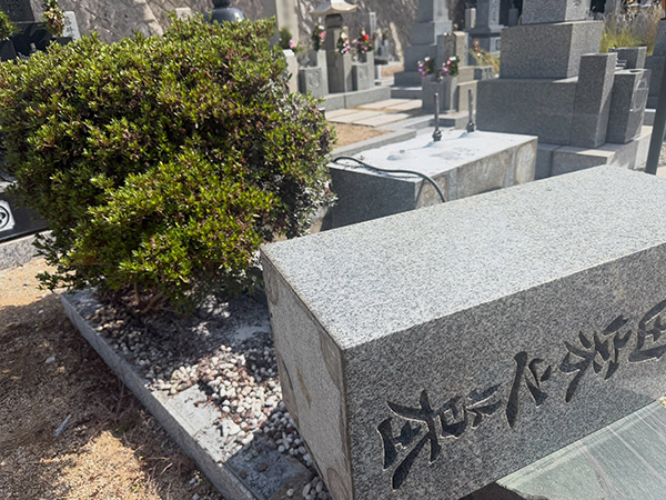 兵庫県 満願寺霊園で9寸碑と8寸碑の墓石2基を解体している写真