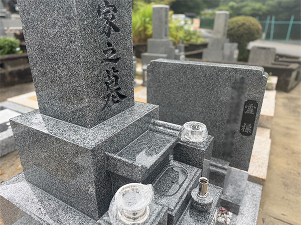 満願寺霊園に建立した大島石特級の墓石