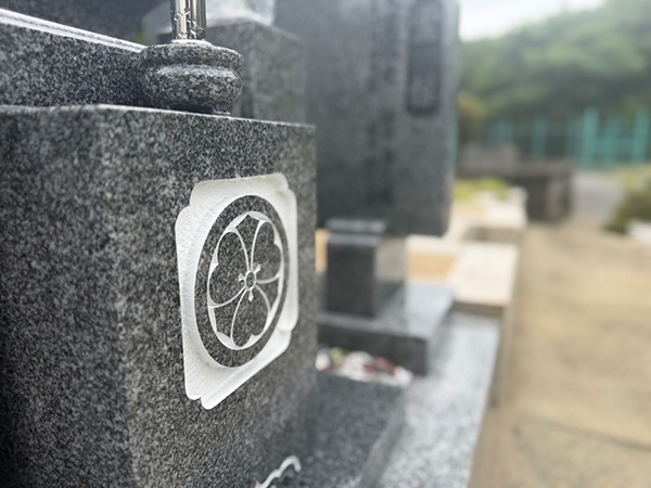満願寺霊園に建立した大島石特級の墓石に彫刻した家紋