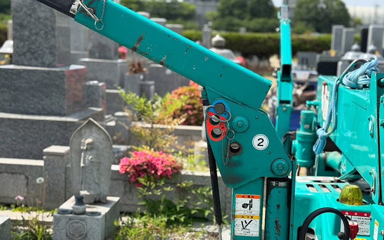 尼崎市営墓地の弥生が丘墓地で墓じまい工事中の風景
