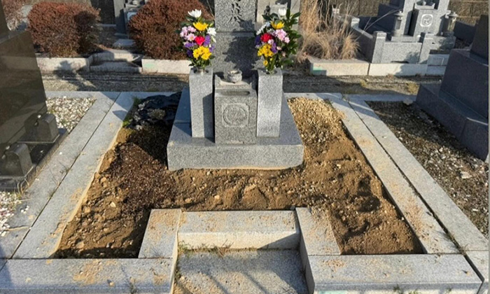 お墓の雑草対策前の写真