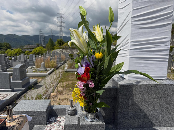 宝塚市 長尾山霊園25区でのお墓の開眼式でお供えされたお花