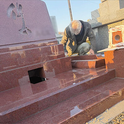 長尾山霊園で新規墓石の工事