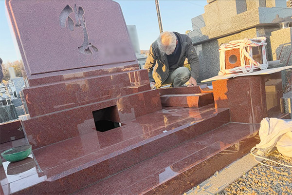 長尾山霊園で新規墓石の工事