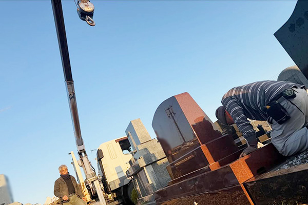 長尾山霊園での墓石工事風景