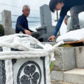 本日は、長尾山霊園で天山石のお墓の完成作業です。