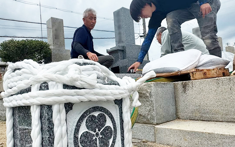 長尾山霊園でお墓の完成作業