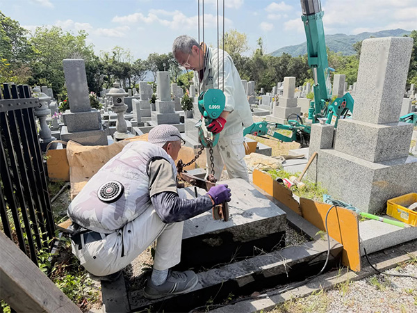 宝塚市の長尾山霊園で、黒御影石の墓石解体工事中の写真