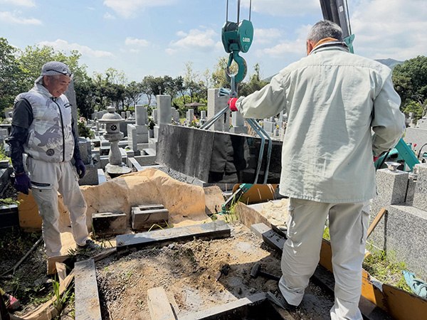 宝塚市の長尾山霊園で、黒御影石の墓石解体工事中の写真