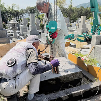 宝塚市の長尾山霊園で、黒御影石の墓石解体工事中の写真