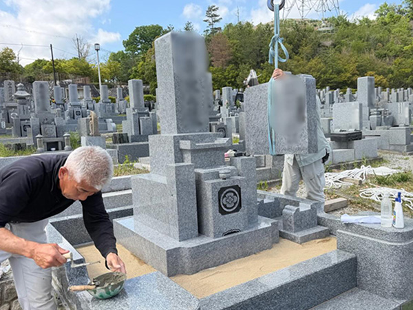 宝塚市の長尾山霊園で庵治石の墓石を建立中の写真