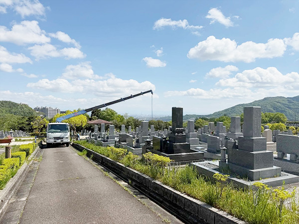 クレーン付きトラックで庵治石の墓石を運搬中の写真