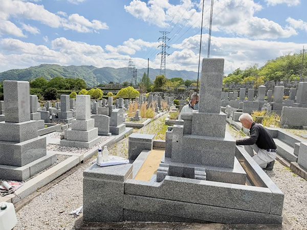 2026年4月30日に庵治石の墓石を建立工事中の写真