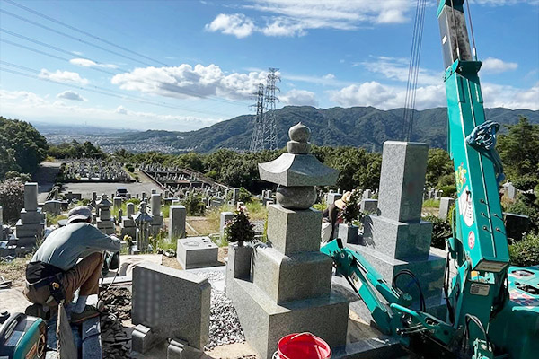 長尾山霊園にて、巻石の据え直し工事