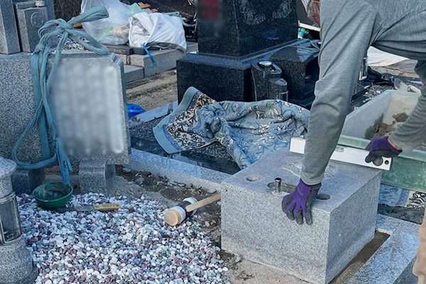 長尾山霊園にて、巻石の据え直し工事