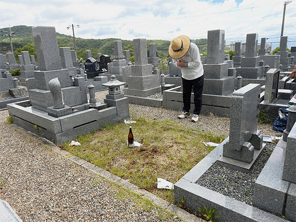 お墓の建立工事前のお清めをしている写真
