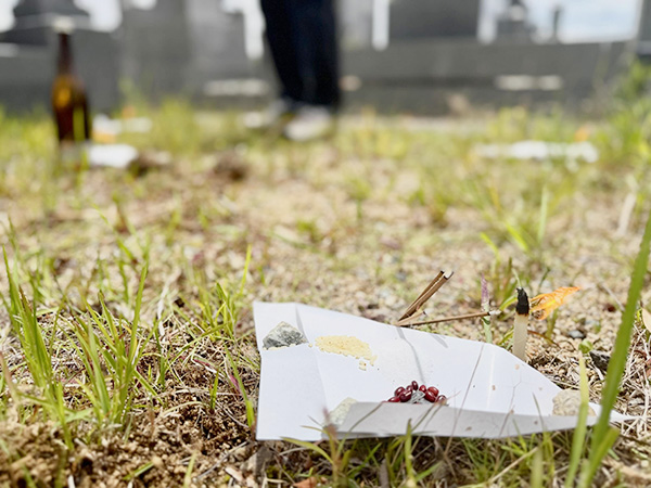 お墓の建立工事前のお清めに使用した線香や蝋燭、酒・塩・米・小豆・昆布などの写真