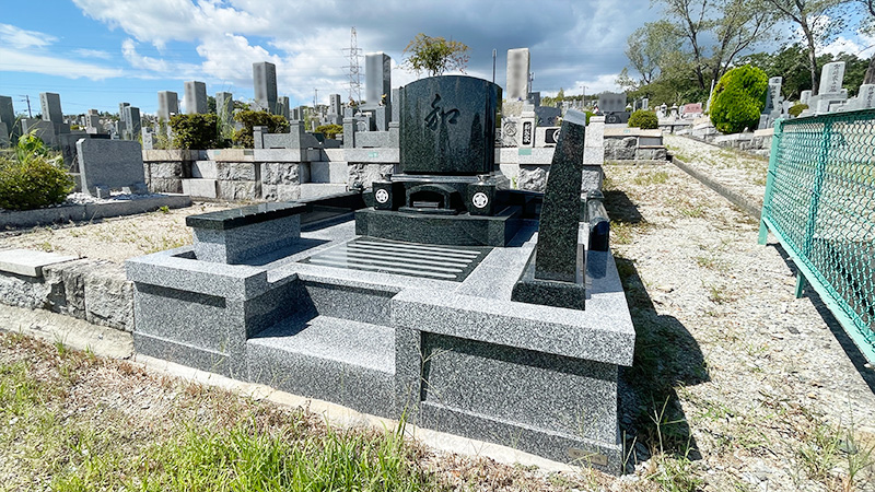 長尾山霊園での洋型デザイン墓石の建立実績画像