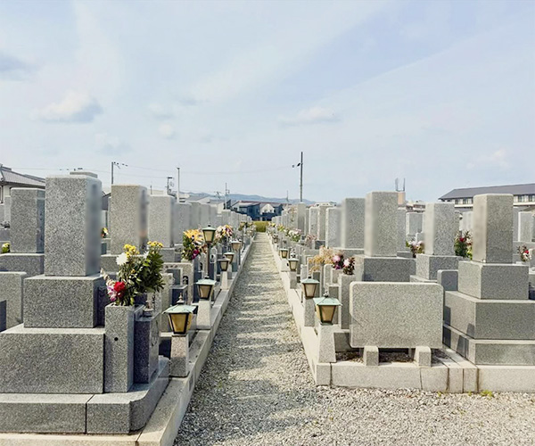 伊丹市の中野墓園の灯籠を設置されているお墓