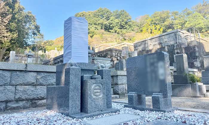 兵庫県宝塚市の中山寺に建立した庵治石細目の和型墓石と霊標