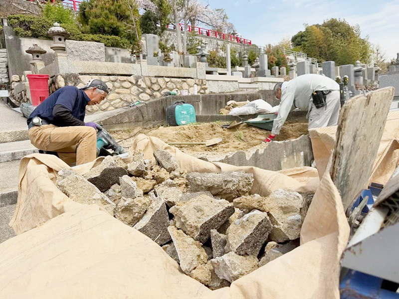宝塚市にある中山寺の境内墓地にて、墓地の擁壁解体撤去工事