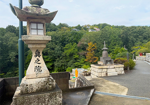 兵庫県の中山寺でのご住職による納骨の様子