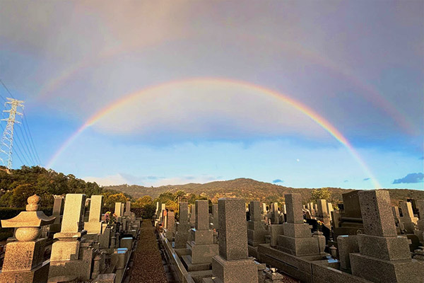 長尾山霊園にかかる二重の虹
