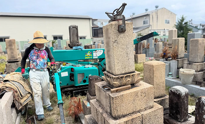 尼崎市の西難波墓地にてお墓の傾きなおし工事