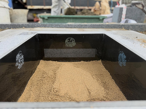 四神と経文を彫刻した納骨室の写真