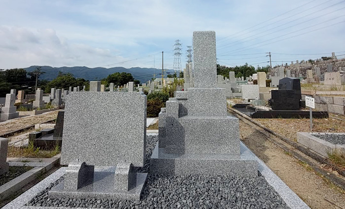 兵庫県宝塚市で建立した大島石特級の墓石を右側から撮影した写真