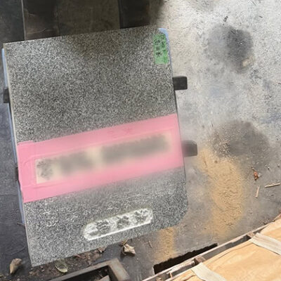 兵庫県の自社彫刻場へ霊標を搬入している写真