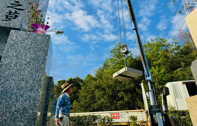 長尾山霊園で霊標への彫刻工事