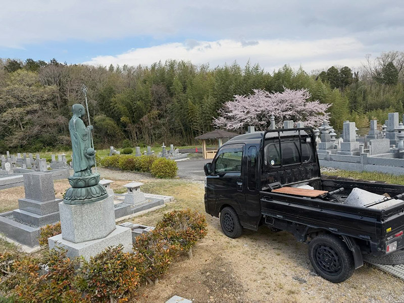 兵庫県三木市にある龍恩寺にて、霊標の追加彫刻工事