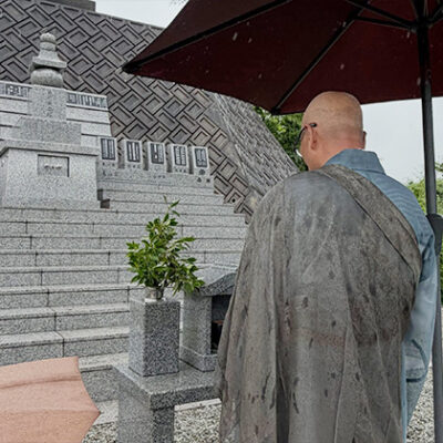 兵庫県三木市で墓じまい後の遺骨を永代供養墓へ納骨している様子