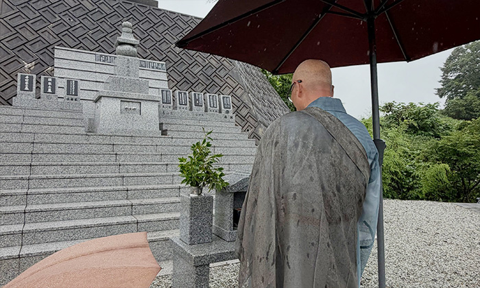 兵庫県三木市で墓じまい後の遺骨を永代供養墓へ納骨している様子