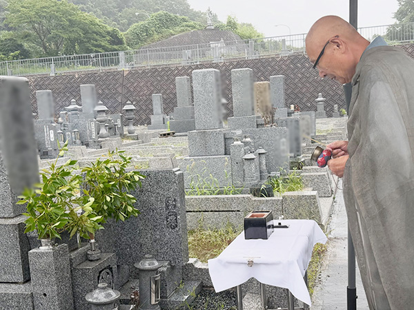 兵庫県三木市でのお墓の閉眼供養の様子