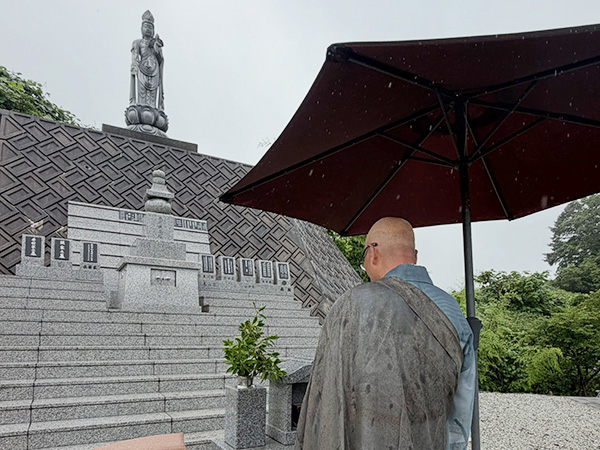 兵庫県三木市で墓じまい後の遺骨を永代供養墓へ納骨している様子