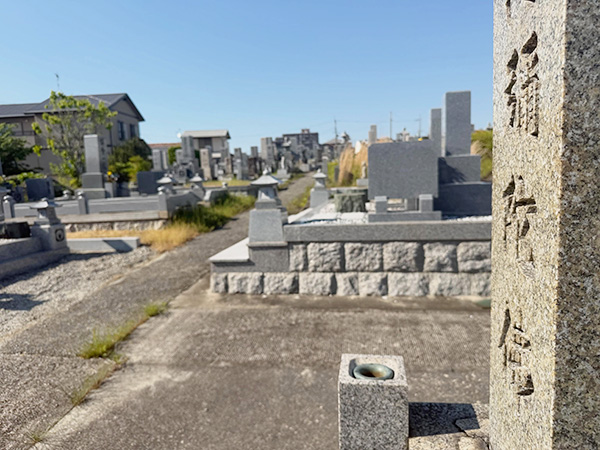三田市の下井沢墓地の墓地内風景