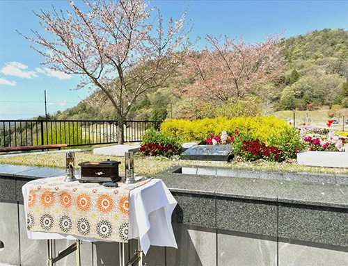 宝塚市 すみれ墓苑で樹木葬の開眼式の画像