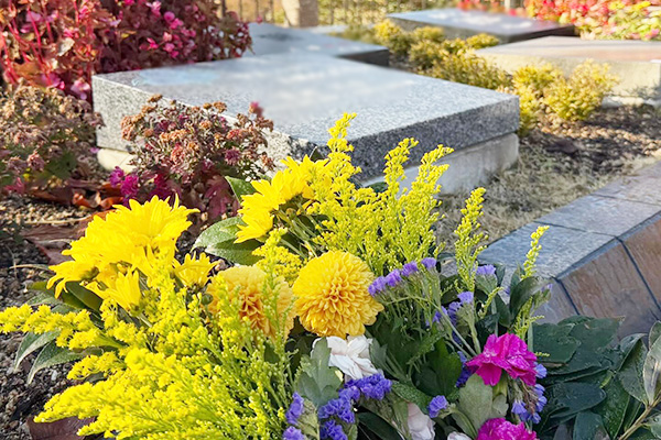 宝塚すみれ墓苑で樹木葬の石板設置