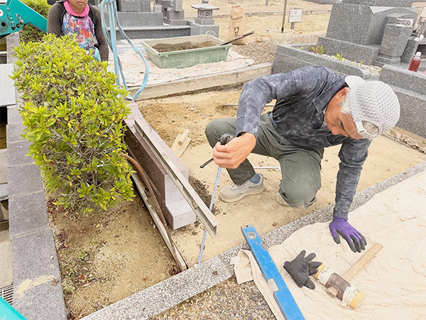 宝塚すみれ墓苑での巻石工事前の採寸風景