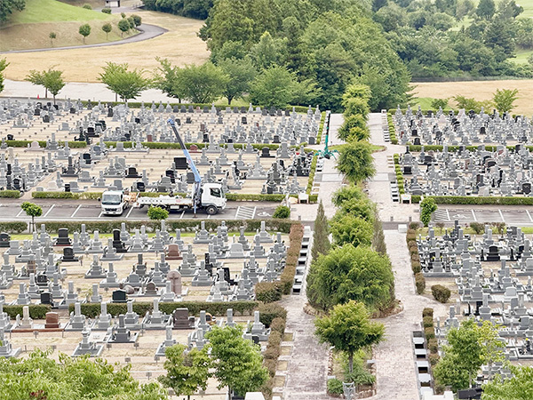 宝塚すみれ墓苑でユニック車を使い墓石を運搬している写真
