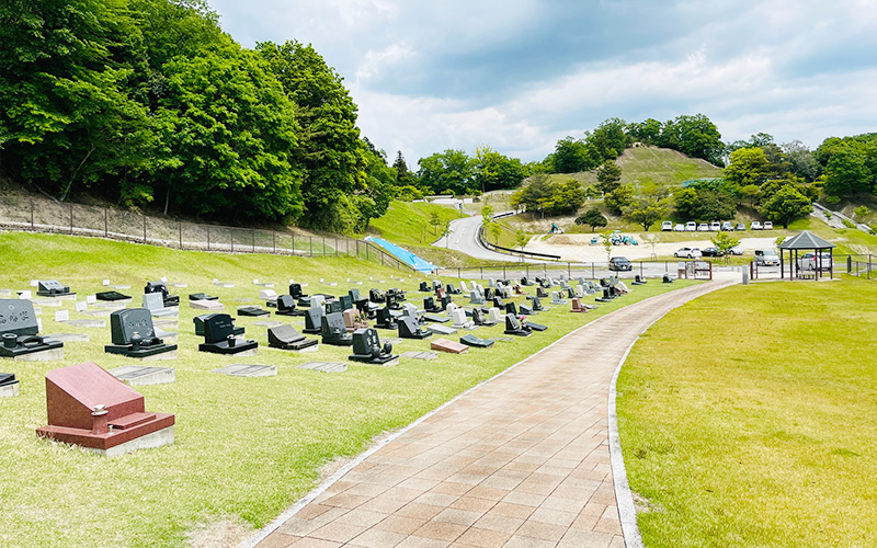 宝塚すみれ墓苑の芝生墓所の風景