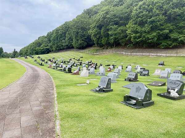 今回、G663の墓石を建立した宝塚すみれ墓苑の芝生墓地の写真