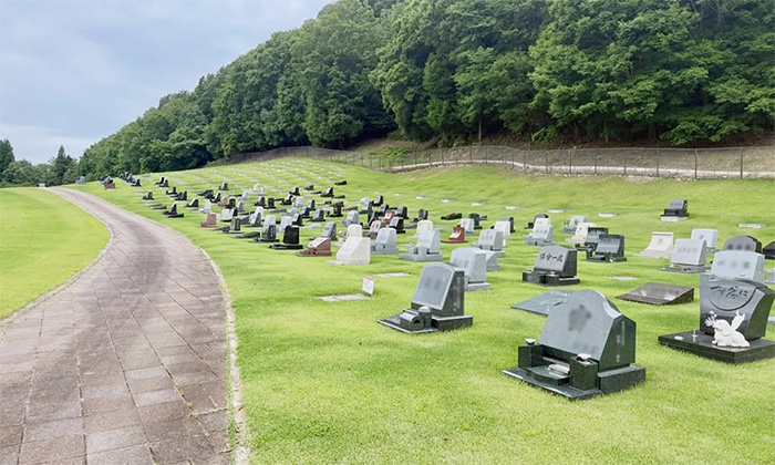 今回、G663の墓石を建立した宝塚すみれ墓苑の芝生墓地の写真