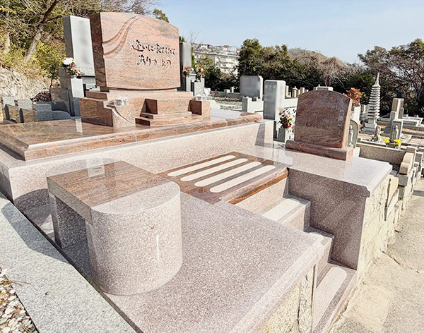 マルチカラーレッドを使用した墓石