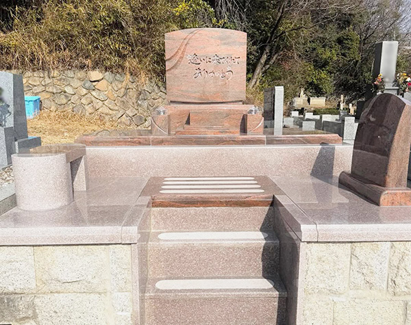 昭和霊園のマルチカラーレッドを使用した墓石