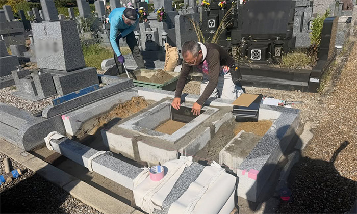 兵庫県宝塚市で、納骨室に四神彫刻の石板を設置している写真