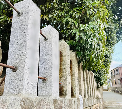 宝塚市宮の町の川面神社にて、玉垣2本の新設工事